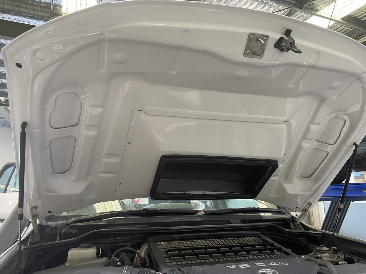 DPT LC200 Modified Bonnet with Scoop - Diesel Performance Tune